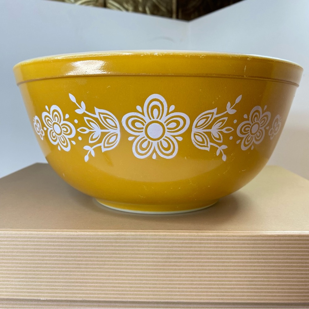 Vintage Pyrex MCM Butterfly Gold Mixing Bowl #403 Yellow -White Flowers 2 1/2 QT